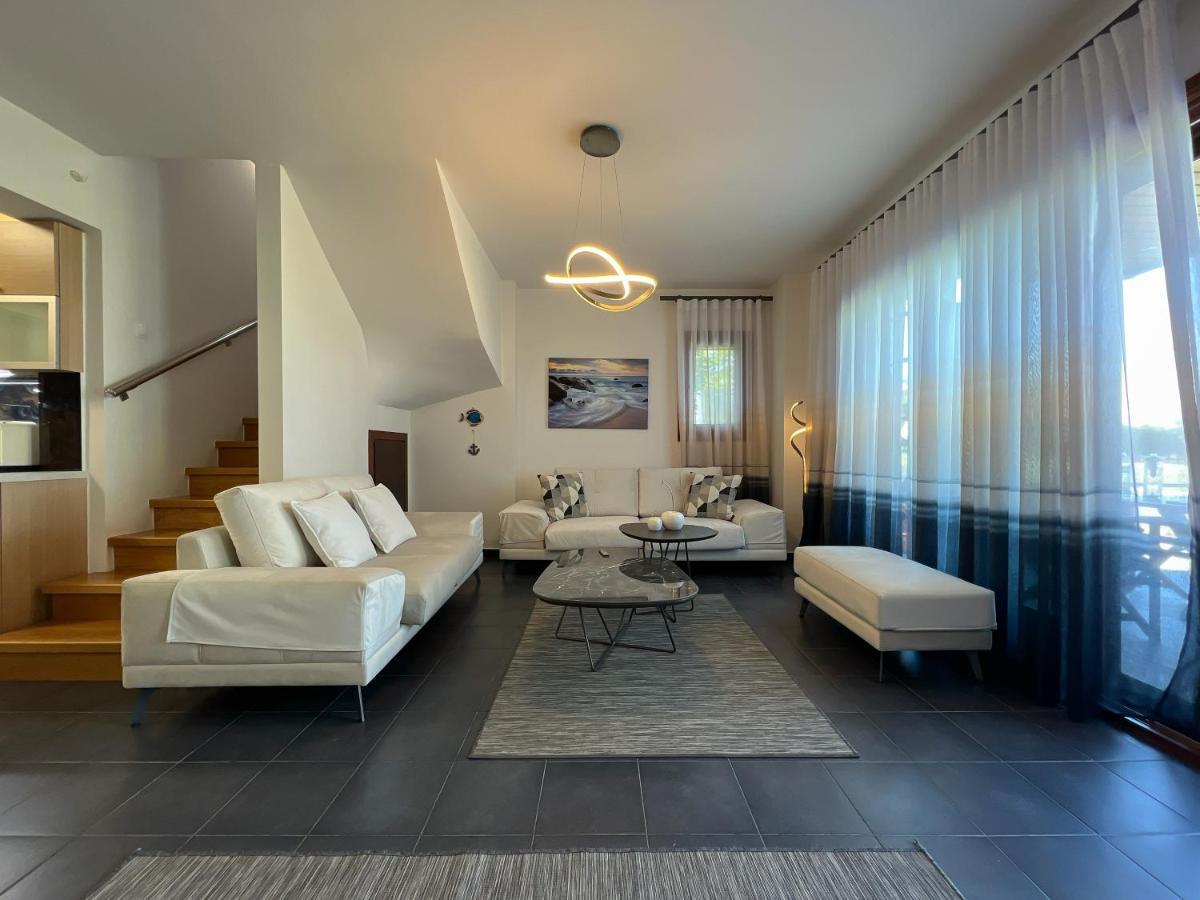 Heaven Luxury Villa Nea Roda Exterior photo